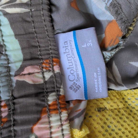 Columbia Floral Shorts Size L - Picture 2 of 5